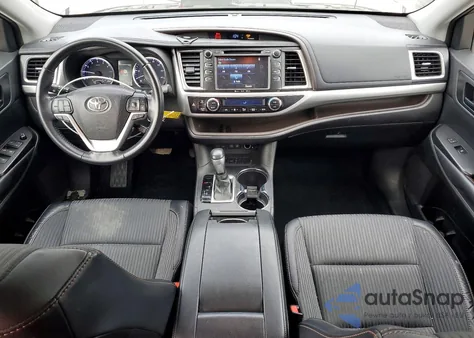 2018 Toyota Highlander Le z USA, uszkodzony, nr VIN 5TDZZRFH2JS286477